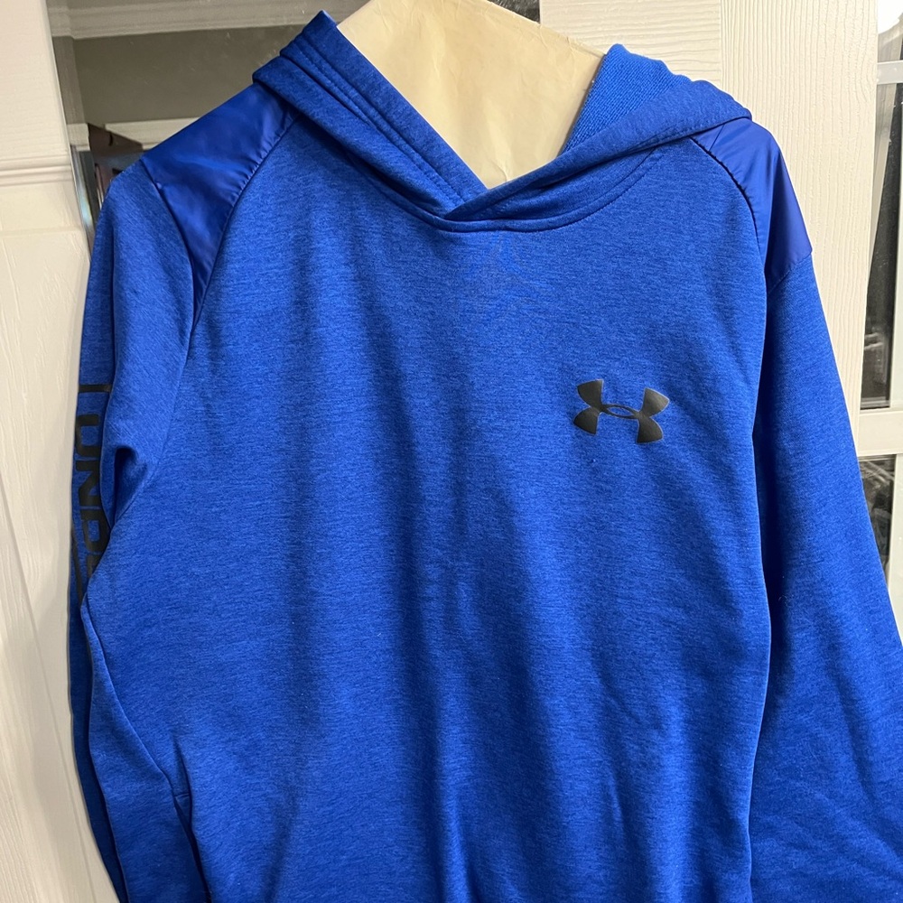 Men’s under armour blue pullover size Large.
